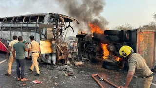 অন্ধ্রপ্রদেশে বাসে আগুন, জীবন্ত পুড়ে মৃত্যু অন্তত ১০ জনের অন্ধ্রপ্রদেশে বাসে আগুন, জীবন্ত পুড়ে মৃত্যু অন্তত ১০ জনের