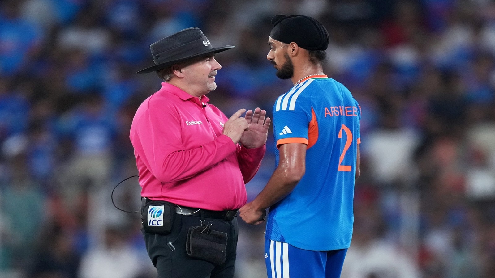 অর্শদীপ সিংকে বোঝাতে আসতে হয় ম্যাচের আম্পায়রকে - Photo- AP
