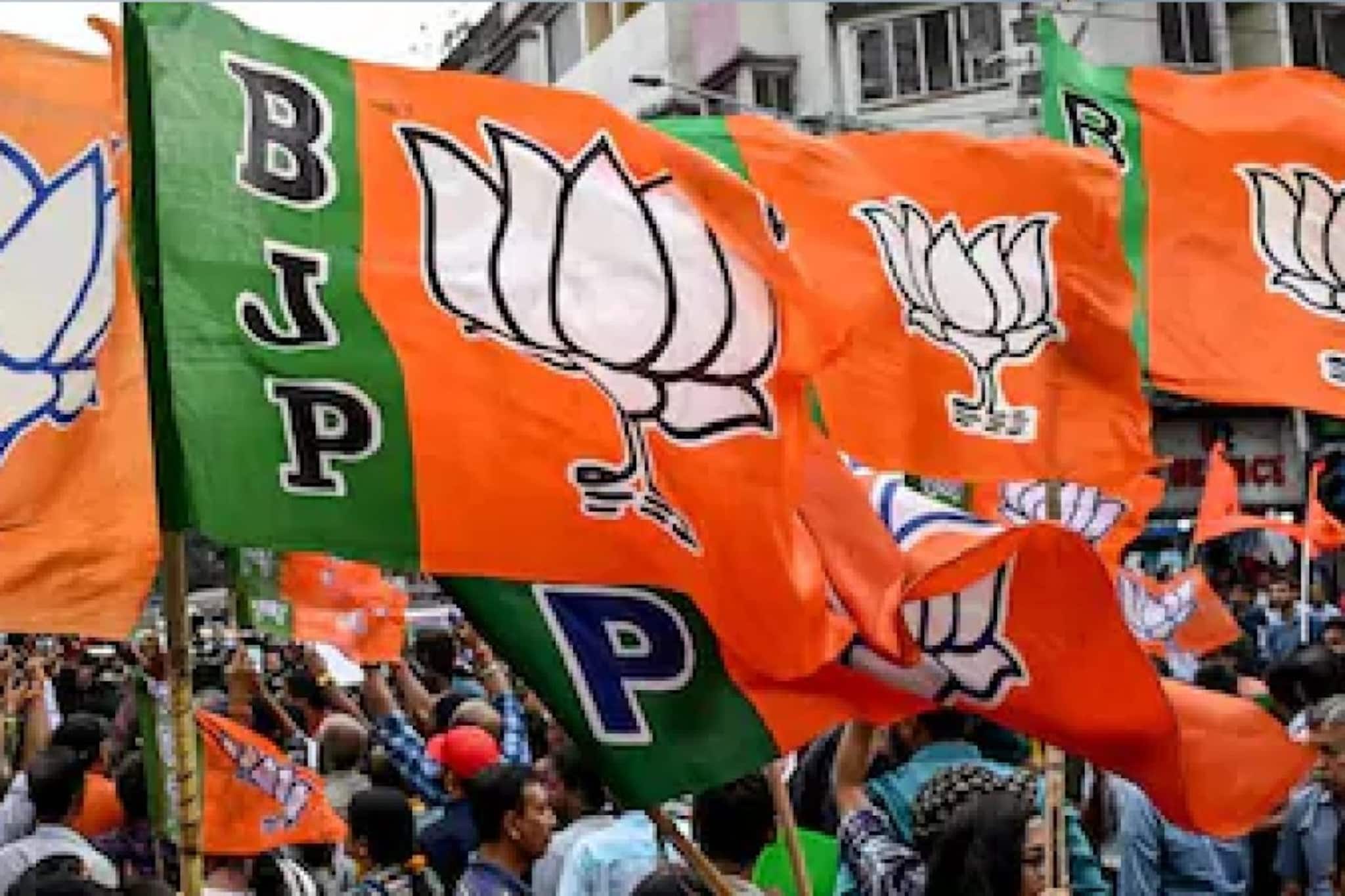 নারায়ণগড়ে শুভেন্দু–গিরিরাজের সভার আগে বিজেপি প্রার্থীর বিরুদ্ধে পোস্টার! বিতর্ক তুঙ্গে