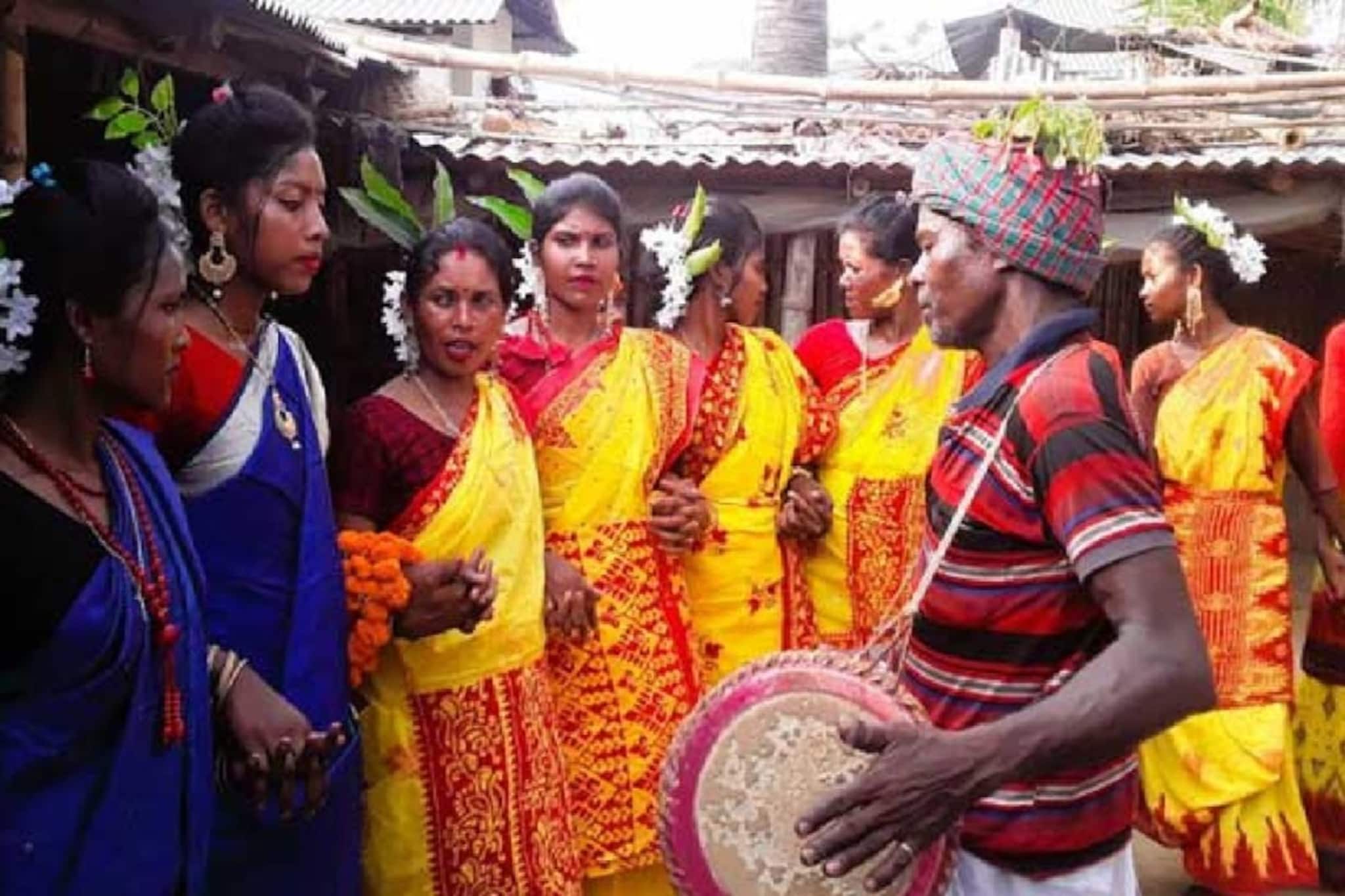 জঙ্গলমহলের বাহা উৎসবে 'রংমিলান্তি', ধামসা-মাদলের বোলে একসঙ্গে নাচ তৃণমূল-বিজেপি প্রার্থীর! জঙ্গলমহলের বাহা উৎসবে 'রংমিলান্তি', ধামসা-মাদলের বোলে একসঙ্গে নাচ তৃণমূল-বিজেপি প্রার্থীর!
