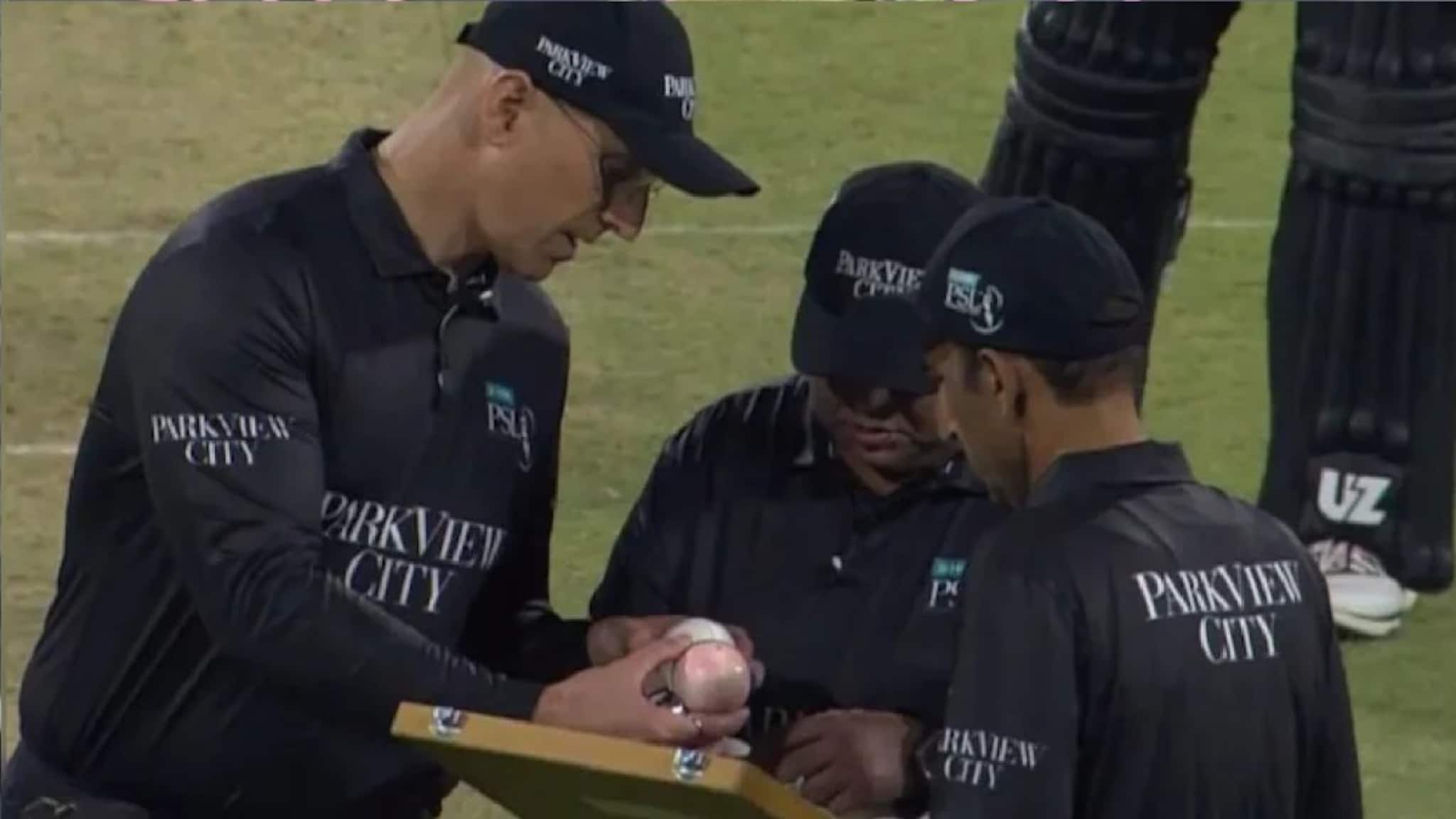 PSL : ক্রিকেটে এই প্রথম ঘটে গেল অদ্ভুত কাণ্ড, সাদা বল মাঠেই হয়ে গেল গোলাপি! ক্রিকেটার, আম্পায়ার, দর্শক, সবাই অবাক