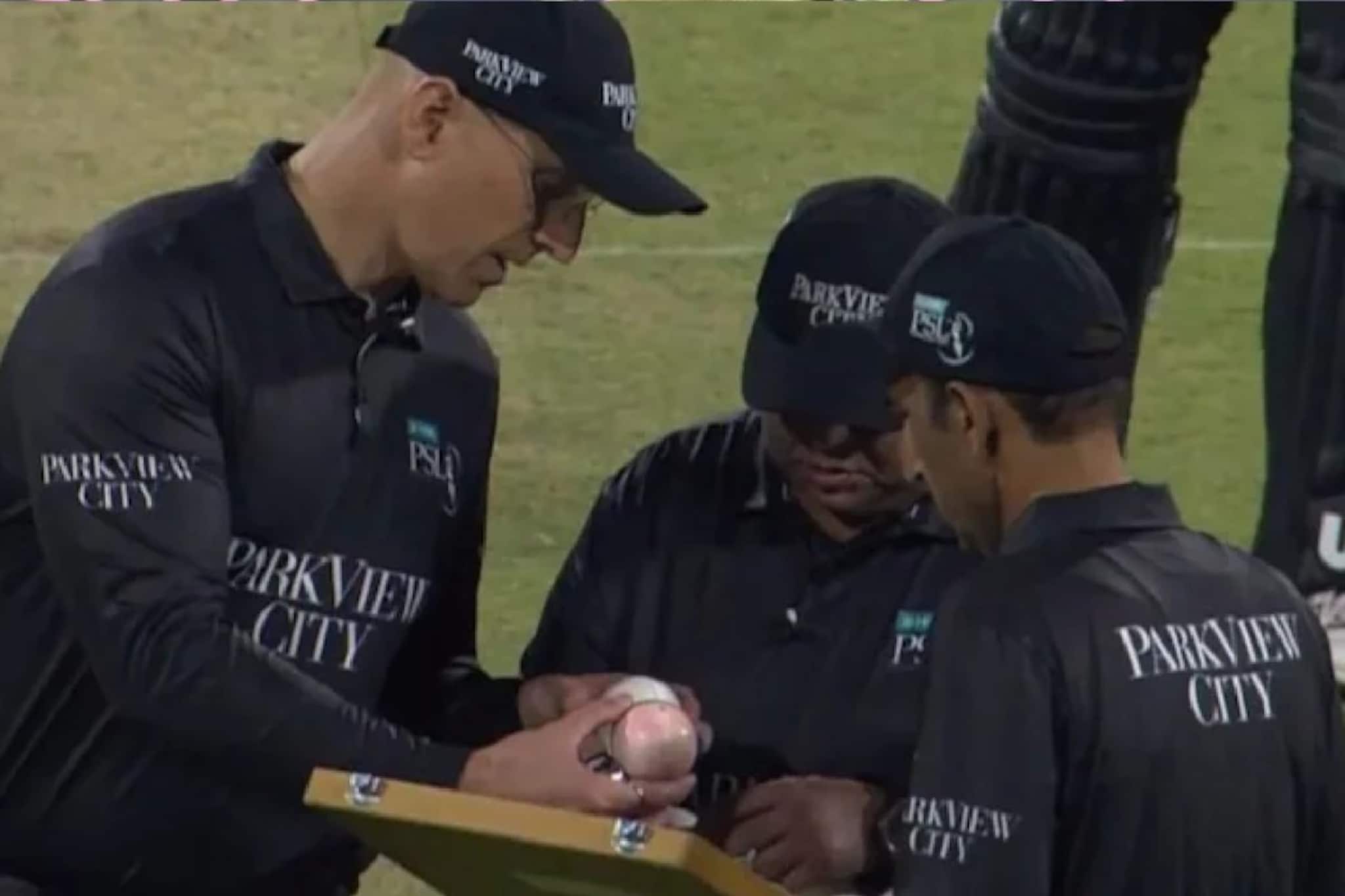 ক্রিকেটে এই প্রথম ঘটে গেল অদ্ভুত কাণ্ড, সাদা বল মাঠেই হয়ে গেল গোলাপি!