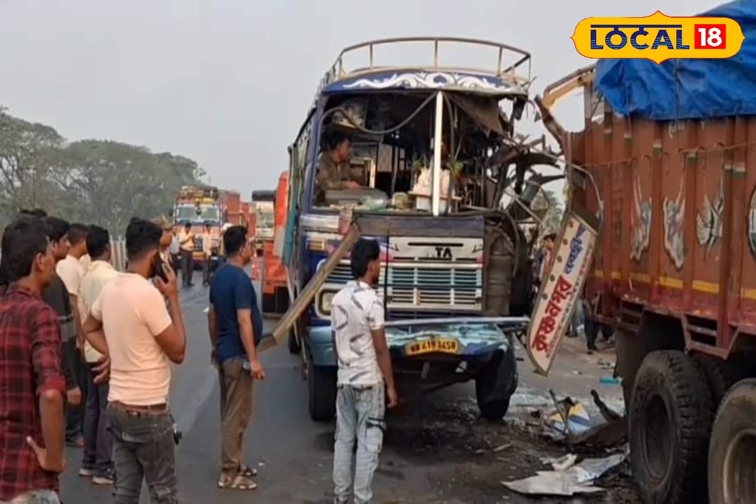 ভেঙে চুরমার বাসের সামনের অংশ 