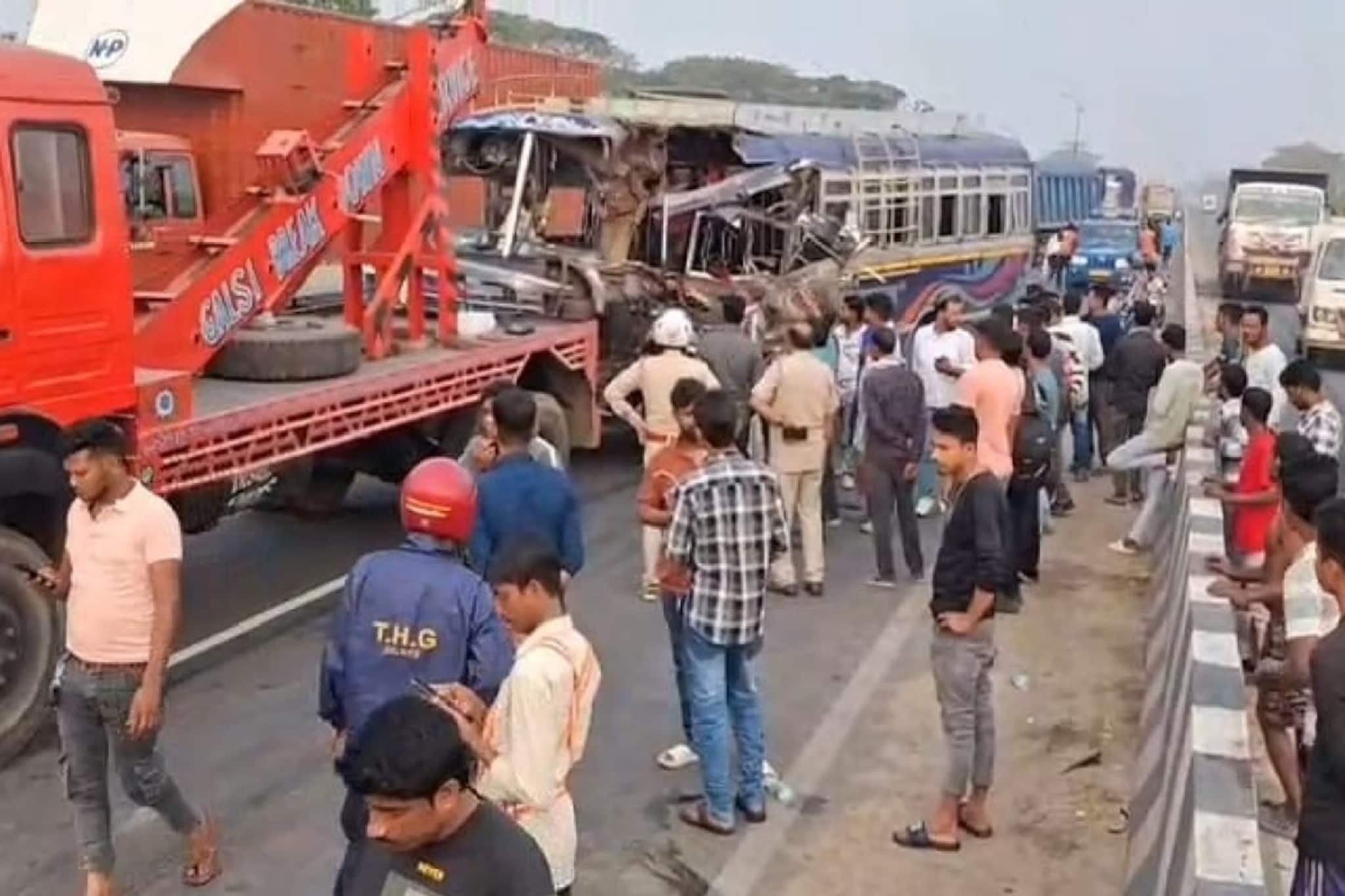 নিয়ন্ত্রণ হারিয়ে ট্রাকে ধাক্কা মারল কৃষ্ণনগর রুটের বাস, মৃত ১, আহত অন্তত ৩০ যাত্রী