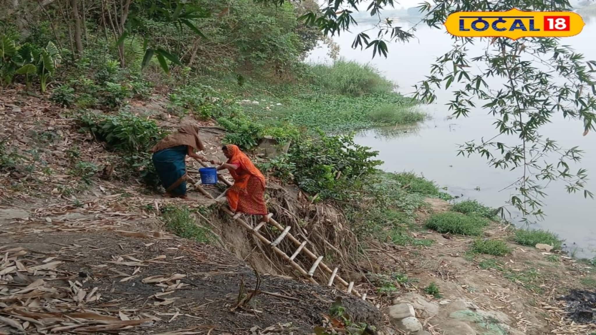 পাঁচ মাস ধরে প্রাণের ঝুঁকি! ৩০ ফুট বাঁশের মই বেয়ে ভাগীরথীতে নামছেন গ্রামবাসী 