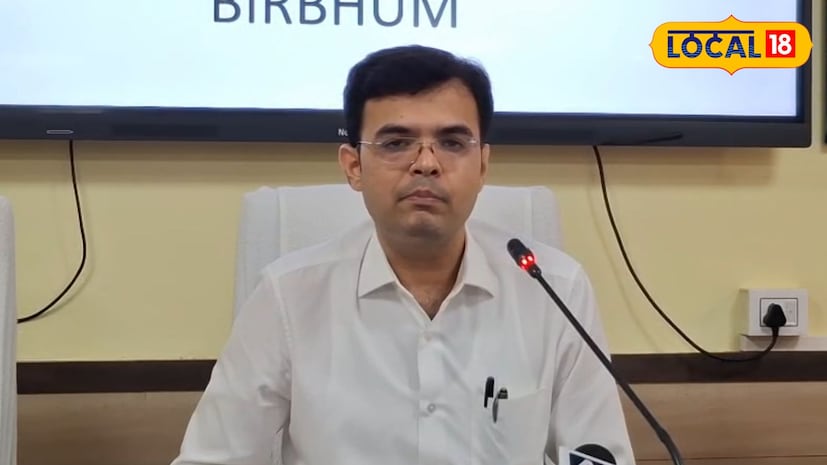 নির্বাচনের দিনক্ষণ ঘোষণা করে দিয়েছে নির্বাচন কমিশন। এবার ভোট গ্রহণের জন্য শুরু হয়েছে তৎপরতা। ভোটাররাও এখন মুখিয়ে রয়েছেন তাদের গণতান্ত্রিক অধিকার প্রদানের জন্য। অন্যদিকে এই বছর এসআইআর হয়েছে রাজ্যে। এমন পরিস্থিতিতে এবার বীরভূম জেলাশাসক ধবল জৈন জানিয়ে দিলেন ভোটার কার্ড না থাকলেও ১১ টি ডকুমেন্ট থাকলে, সেই ডকুমেন্ট দেখিয়ে নিজেদের গণতান্ত্রিক অধিকার ভোট দান করতে পারবেন ভোটাররা। নির্বাচনের দিনক্ষণ ঘোষণা করে দিয়েছে নির্বাচন কমিশন। এবার ভোট গ্রহণের জন্য শুরু হয়েছে তৎপরতা। ভোটাররাও এখন মুখিয়ে রয়েছেন তাদের গণতান্ত্রিক অধিকার প্রদানের জন্য। অন্যদিকে এই বছর এসআইআর হয়েছে রাজ্যে। এমন পরিস্থিতিতে এবার বীরভূম জেলাশাসক ধবল জৈন জানিয়ে দিলেন ভোটার কার্ড না থাকলেও ১১ টি ডকুমেন্ট থাকলে, সেই ডকুমেন্ট দেখিয়ে নিজেদের গণতান্ত্রিক অধিকার ভোট দান করতে পারবেন ভোটাররা।