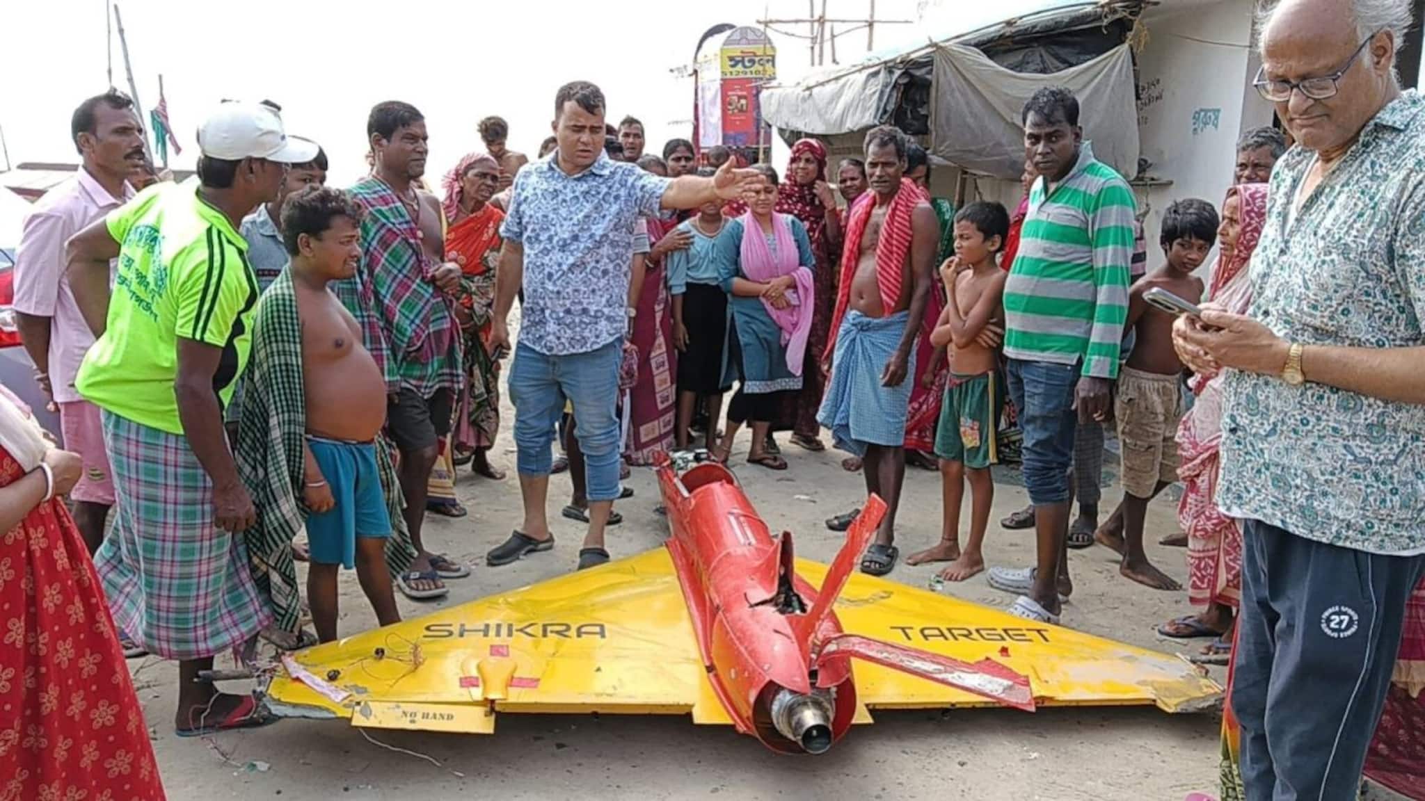 বকখালির সমুদ্র সৈকতে বিশাল বড় যান, যেন জেট বিমান! আসলে ওটা কী? পিলে চমকে গেল স্থানীয়দের, হতবাক পর্যটকেরাও