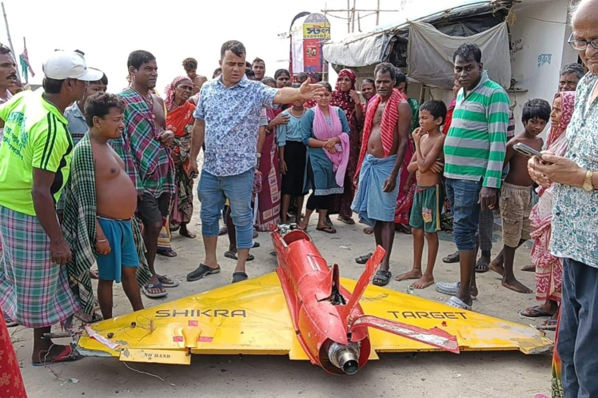 বকখালির সমুদ্র সৈকতে বিশাল বড় যান, যেন জেট বিমান! আসলে ওটা কী? পিলে চমকে গেল স্থানীয়দের, হতবাক পর্যটকেরাও