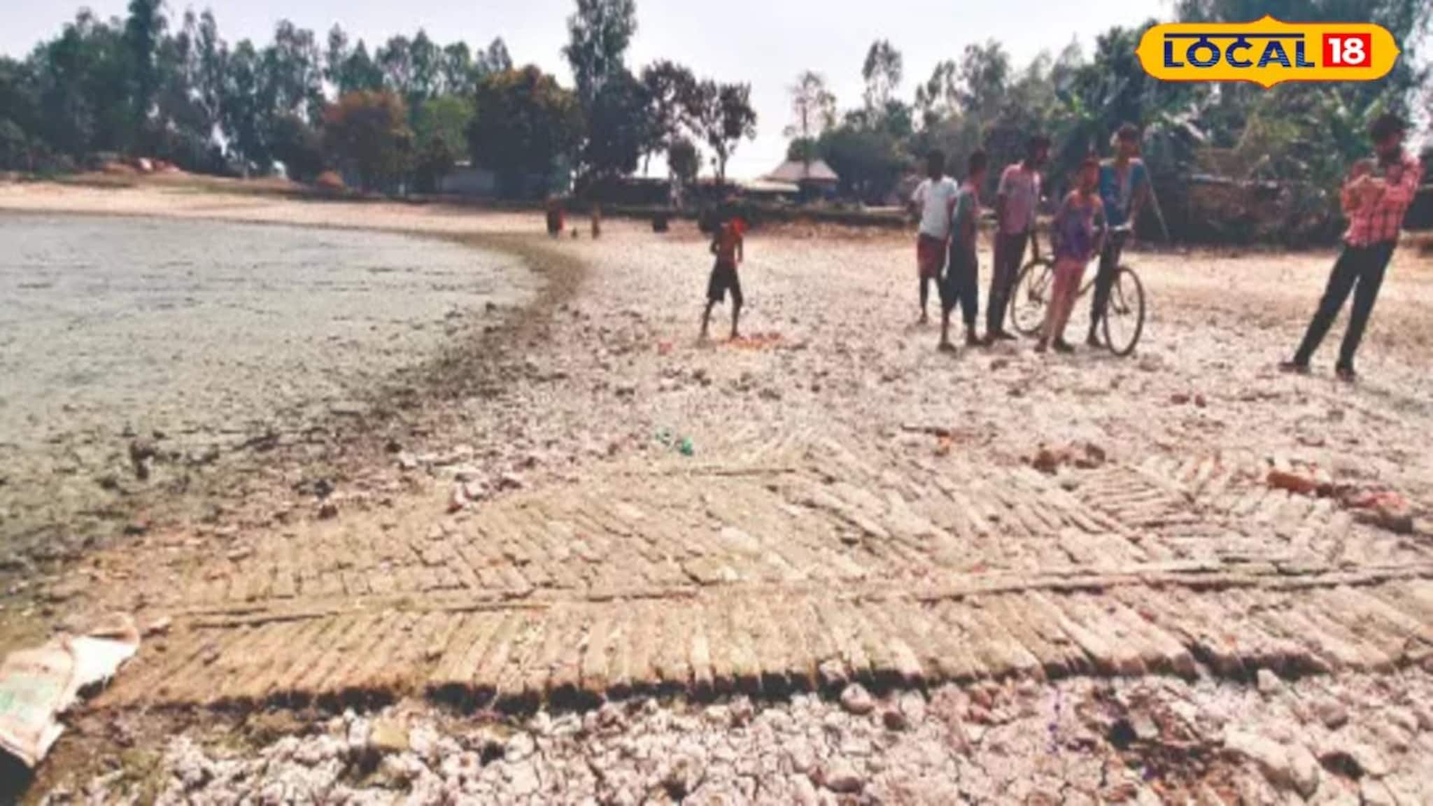 পুকুরের বুক চিরে প্রশস্ত ইটের সিঁড়ি, এ কোন প্রাচীন স্থাপত্যের হদিস বালুরঘাটে!