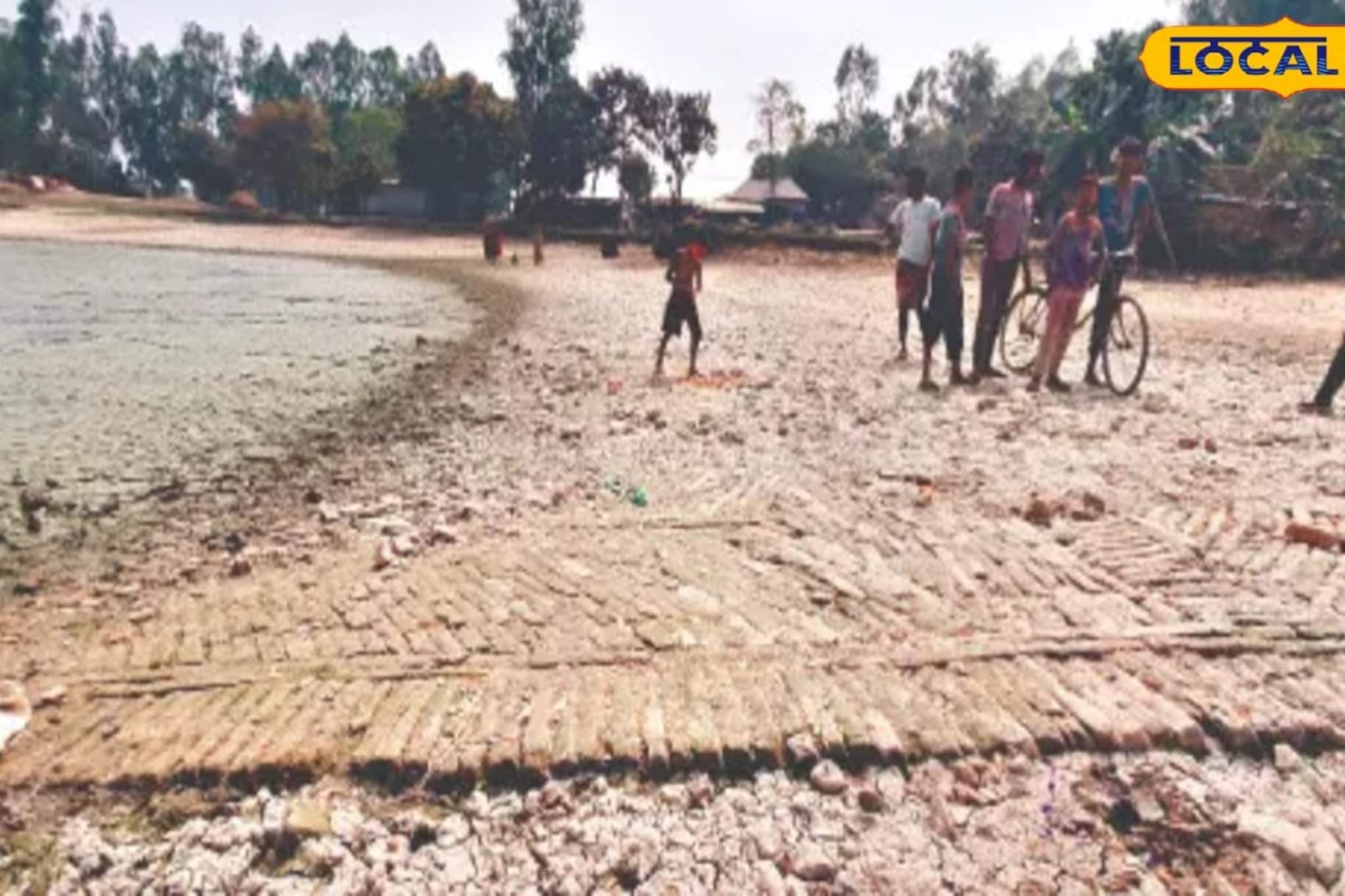 পুকুরের বুক চিরে প্রশস্ত ইটের সিঁড়ি, এ কোন প্রাচীন স্থাপত্যের হদিস বালুরঘাটে!