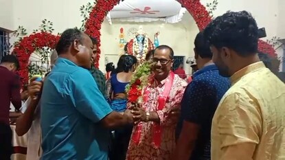 কালীপুজোয় হাজির বলাগড়ের সিপিএম প্রার্থী বিকাশ গোলদার৷ কালীপুজোয় হাজির বলাগড়ের সিপিএম প্রার্থী বিকাশ গোলদার৷