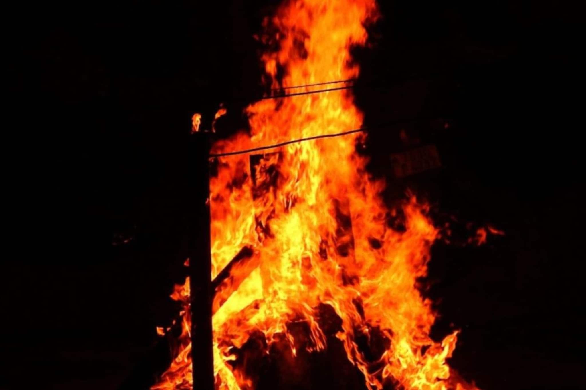 ভাদ্র ও পূর্ণগ্রাস চন্দ্রগ্রহণের বিরল সংযোগ আরও ভয়ঙ্কর...! হোলিকা দহনে ভুলেও নয় 'এই' কাজ ভাদ্র ও পূর্ণগ্রাস চন্দ্রগ্রহণের বিরল সংযোগ আরও ভয়ঙ্কর...! হোলিকা দহনে ভুলেও নয় 'এই' কাজ