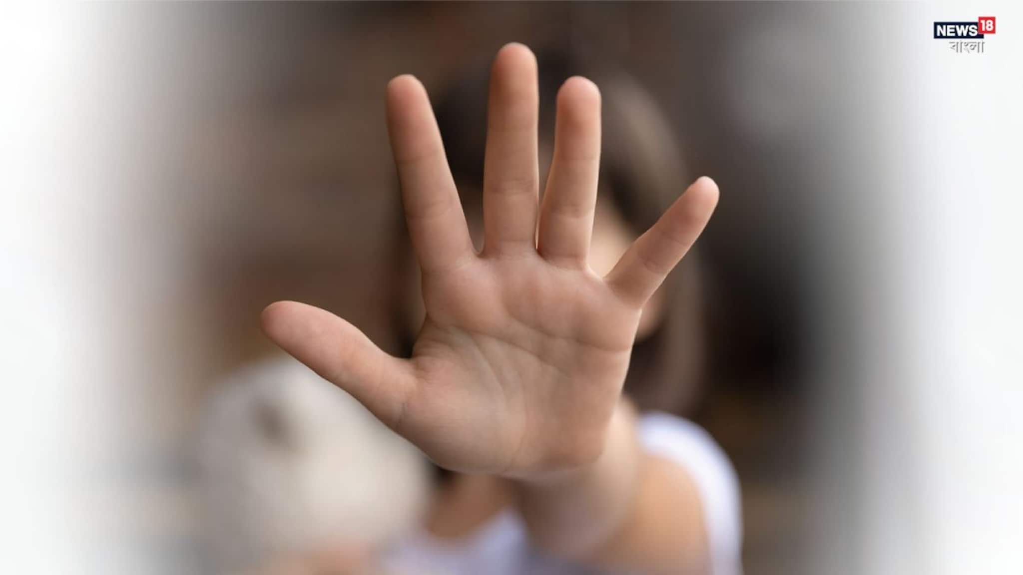 Crime News: কার্টুন দেখানোর প্রলোভন, ছাদে নিয়ে দ্বিতীয় শ্রেণীর ছাত্রীকে শ্লীলতাহানির অভিযোগ! অভিযুক্ত শিক্ষকের গ্রেফতার দাবিতে স্কুলে তালা