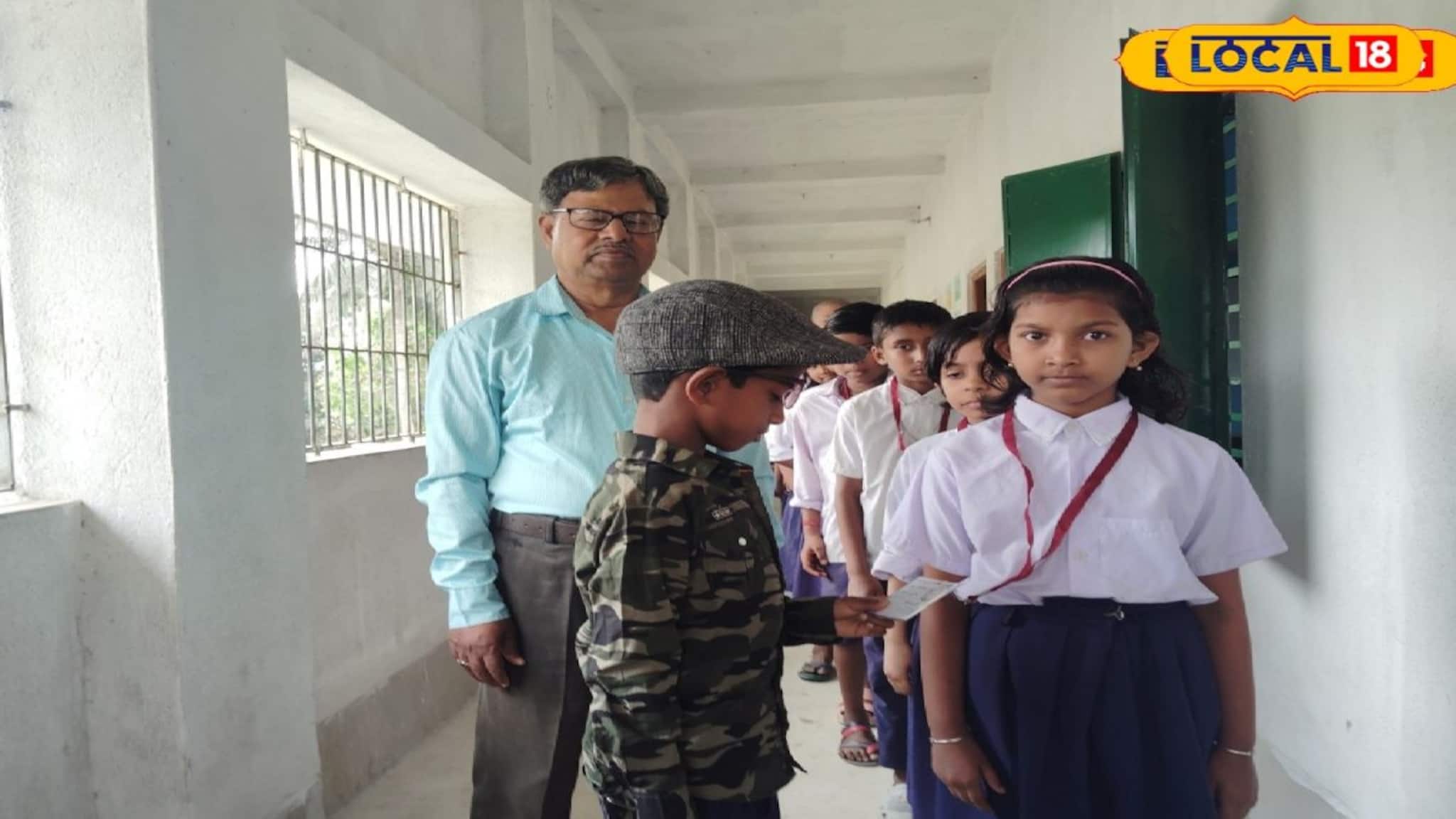 মথুরাপুরের কেন্দ্রীয় বাহিনীর নিরাপত্তা বেষ্টনীতে চলছে ভোটগ্রহণ, খুদে পড়ুয়াদের প্রথম নির্বাচন 