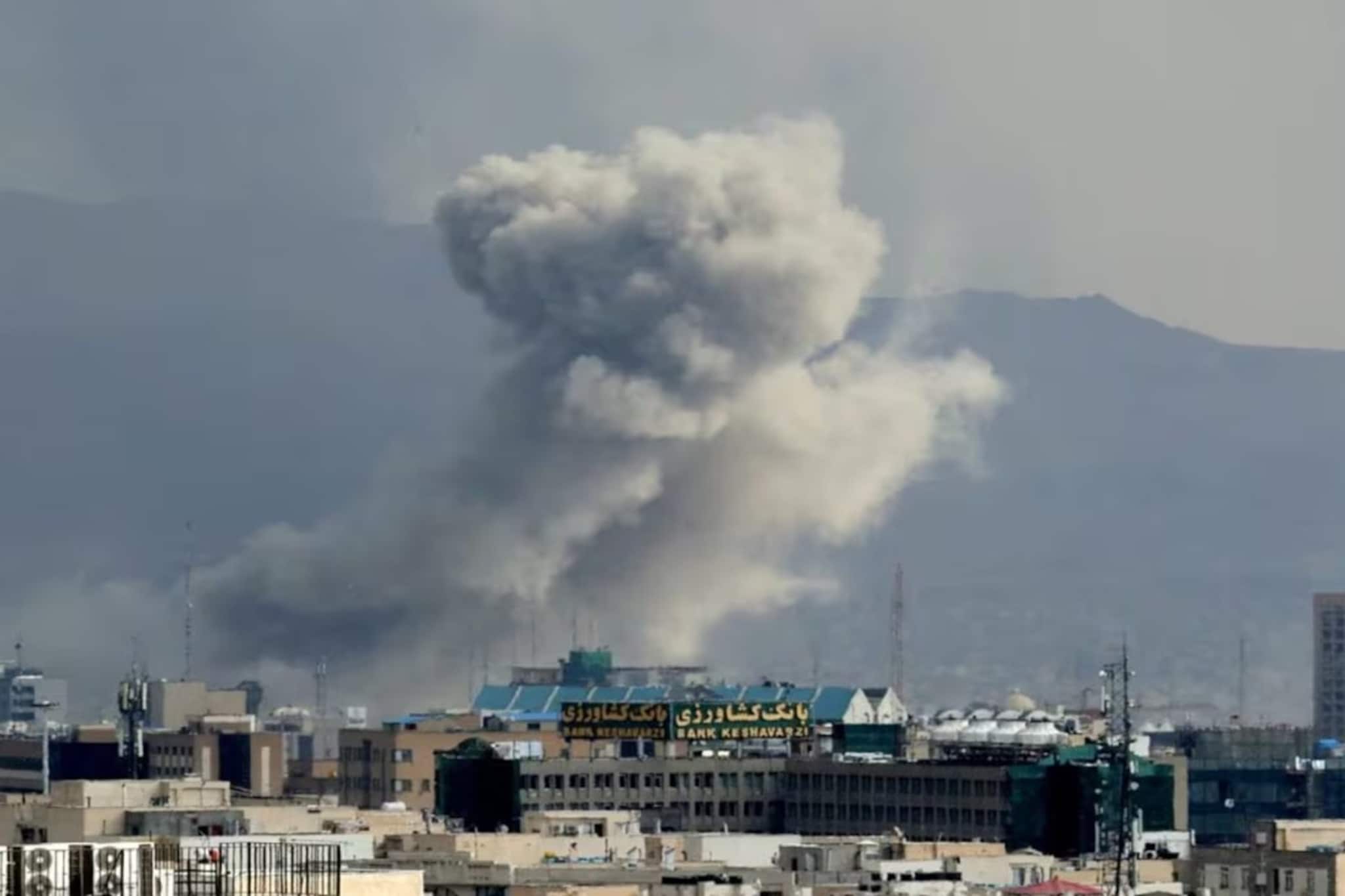 পশ্চিম এশিয়া আরও অশান্ত ! চলছে একের পর এক ড্রোন হামলা, এমার্জেন্সি কন্ট্রোল রুম খুলল ভারত পশ্চিম এশিয়া আরও অশান্ত ! চলছে একের পর এক ড্রোন হামলা, এমার্জেন্সি কন্ট্রোল রুম খুলল ভারত