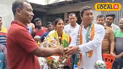 কৃতী কন্যাকে সংবর্ধনা শীতলকুচির তৃণমূল প্রার্থীর