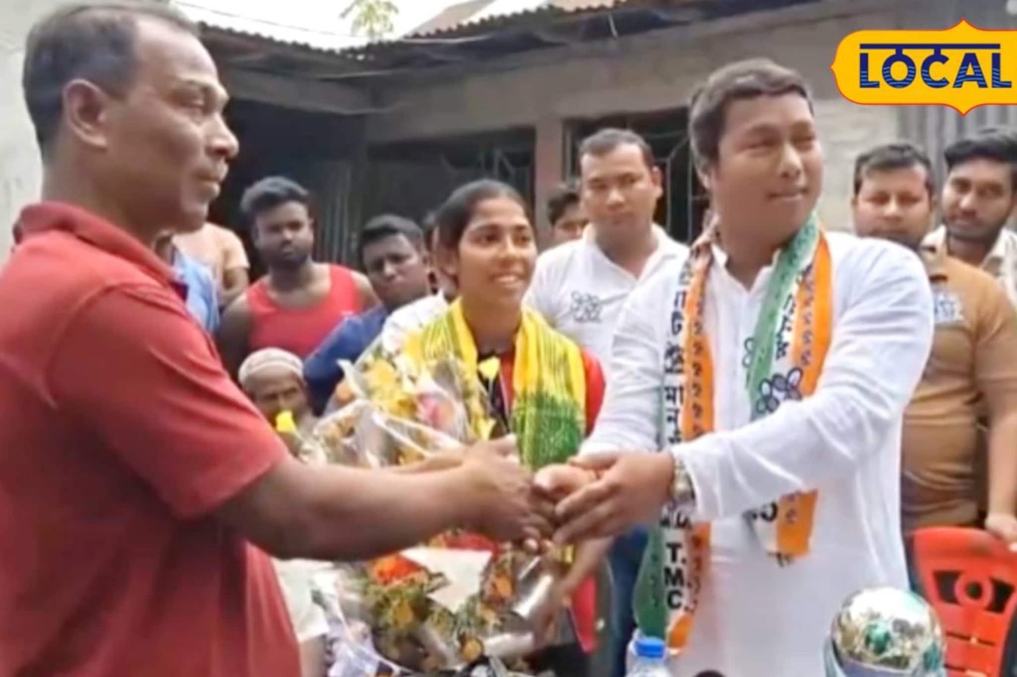 দিনমজুর বাবার সোনার টুকরো মেয়ে! উশুতে রাজ্যে প্রথম শীতলকুচির মেয়ে