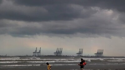 Cyclonic Circulation and Thunderstorm: গোট দেশের বিভিন্ন রাজ্যে ঝড় বৃষ্টির দাপট একইভাবে জারি থাকবে৷ আইএমডি-র লেটেস্ট ওয়েদার আপডেট অনুসারে  ভারত জুড়ে দ্রুত হাওয়া বদল৷  উত্তর ভারতে সক্রিয় একটি নতুন পশ্চিমী ঝঞ্ঝা রয়েছে অন্যদিকে এবং আরব সাগরে তৈরি হয়েছে একটি ঘূর্ণিঝড় সঞ্চালনের ফলে আগামী কয়েকদিনে উত্তর, পূর্ব, উত্তর-পূর্ব এবং দক্ষিণ ভারতের অনেক অংশে বৃষ্টি, বজ্রপাতের পরিস্থিতি রয়েছে।