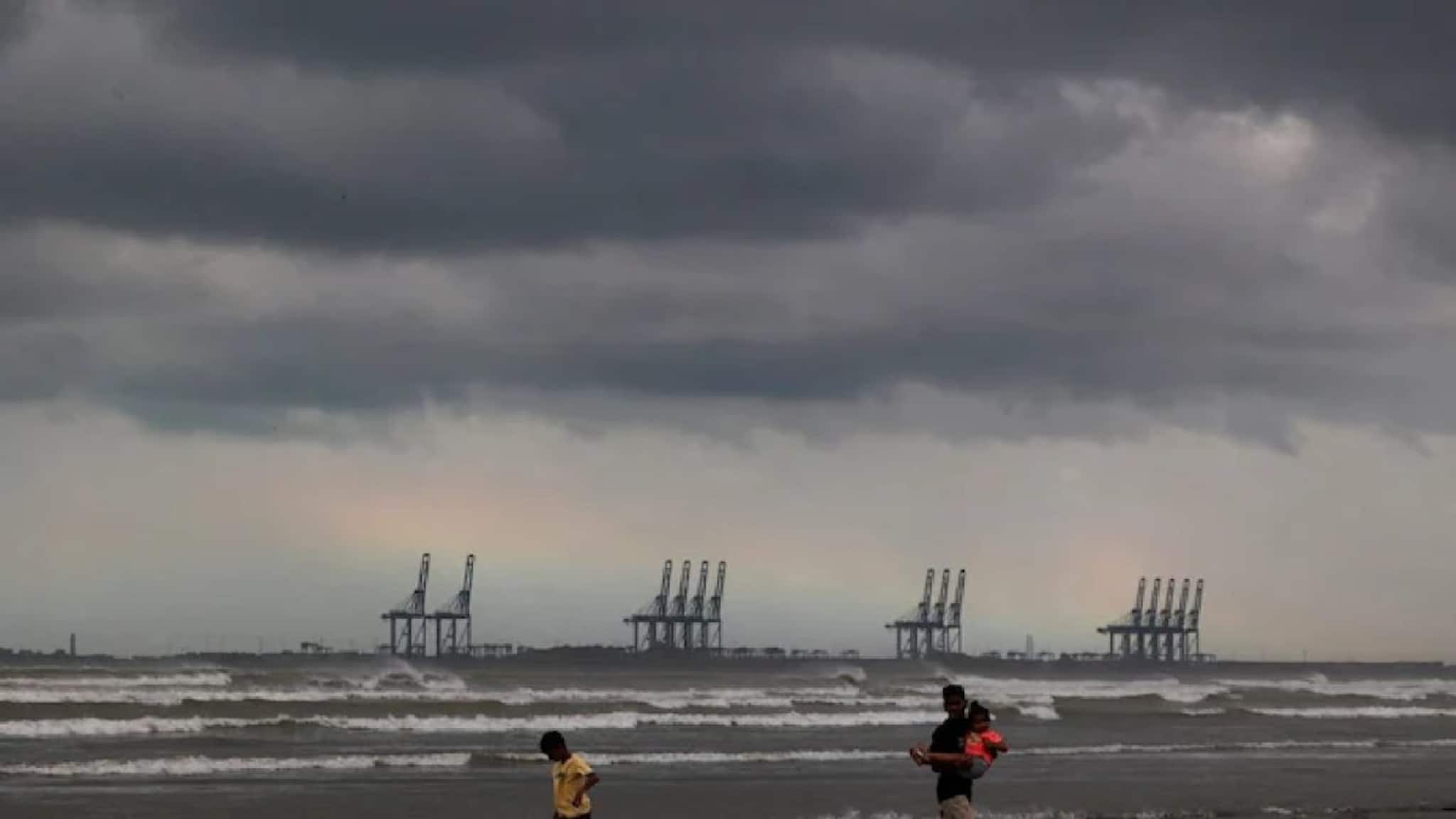 Cyclonic Circulation and Thunderstorm: সাগরে তৈরি ঘূর্ণাবর্ত- পশ্চিমি ঝঞ্ঝার জোড়া ফলা, ৭০ কিমি প্রতি ঘণ্টা গতিতে ঝোড়ো হাওয়া, বৃষ্টিপাত রাজ্যে রাজ্যে