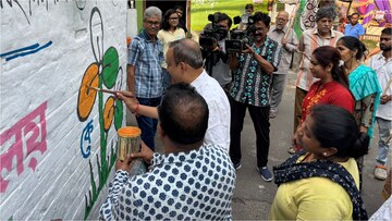 'নীরবে মানুষের কাজ করতে স্বাচ্ছন্দ্য আমি'! যাদবপুরে প্রচারে বাড়ি-বাড়ি যাচ্ছেন তৃণমূল প্রার্থী দেবব্রত মজুমদার