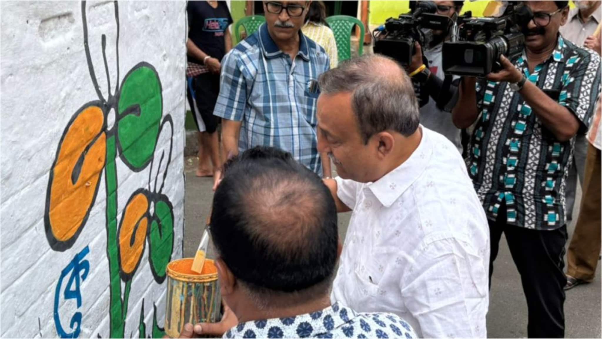 'নীরবে মানুষের কাজ করতে স্বাচ্ছন্দ্য আমি'! যাদবপুরে প্রচারে বাড়ি-বাড়ি যাচ্ছেন তৃণমূল প্রার্থী দেবব্রত মজুমদার