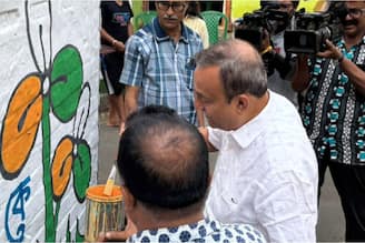 'নীরবে মানুষের কাজ করতে স্বাচ্ছন্দ্য আমি'! যাদবপুরে প্রচারে বাড়ি-বাড়ি যাচ্ছেন তৃণমূল প্রার্থী দেবব্রত মজুমদার