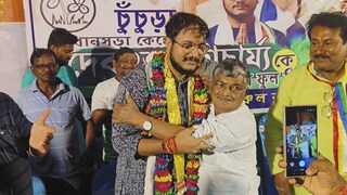 দেবাংশুকে জড়িয়ে ধরলেন অসিত৷ 