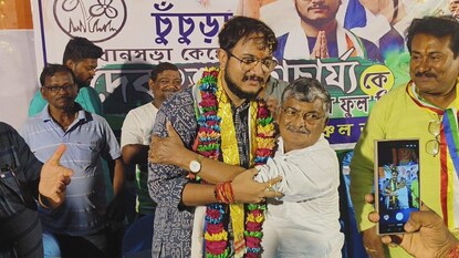 দেবাংশুকে জড়িয়ে ধরলেন অসিত৷ দেবাংশুকে জড়িয়ে ধরলেন অসিত৷