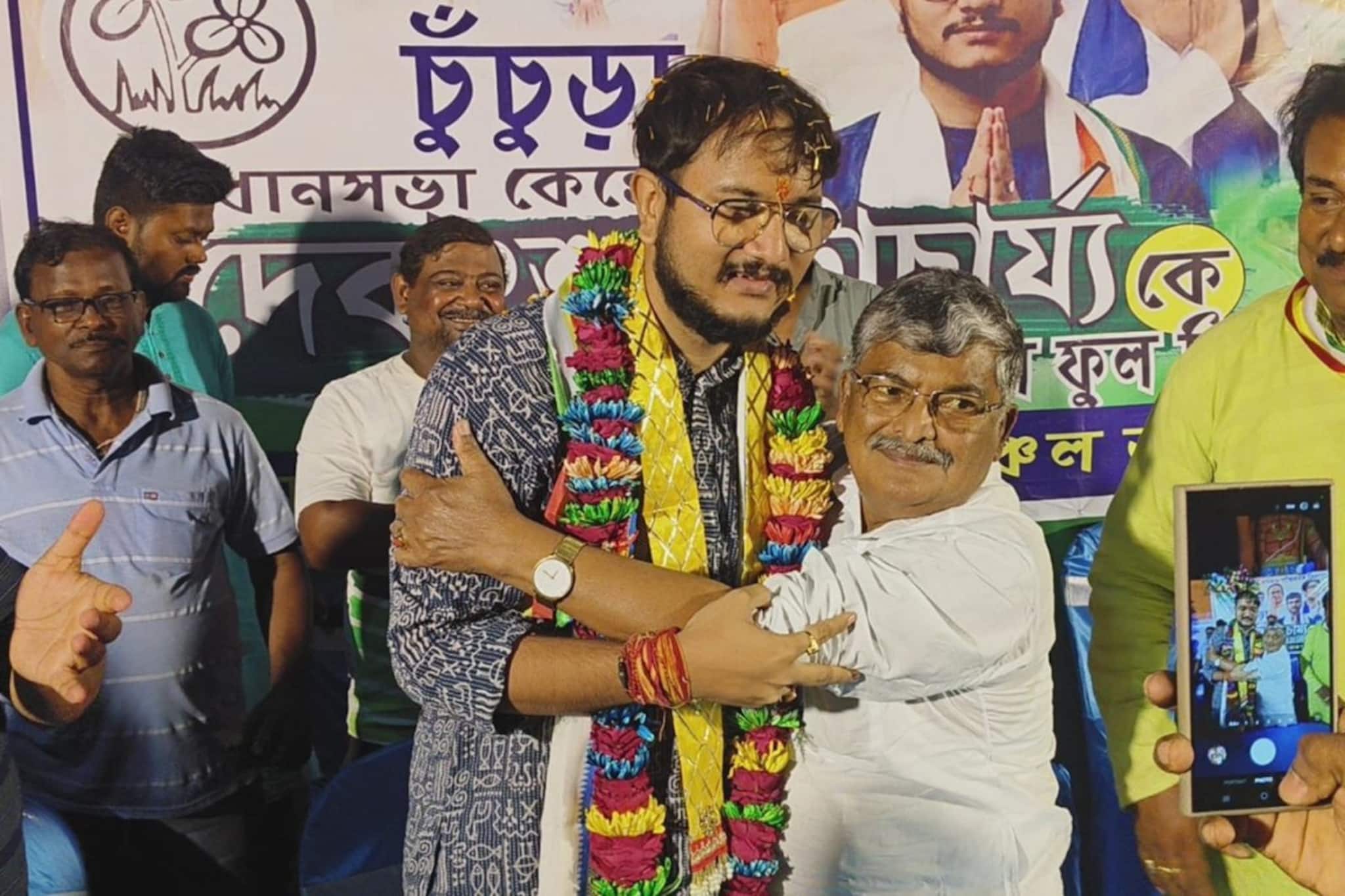 'আমার অসমাপ্ত কাজ শেষ করবে!' অভিমান ভুলে দেবাংশুকে বুকে জড়িয়ে বললেন অসিত 'আমার অসমাপ্ত কাজ শেষ করবে!' অভিমান ভুলে দেবাংশুকে বুকে জড়িয়ে বললেন অসিত