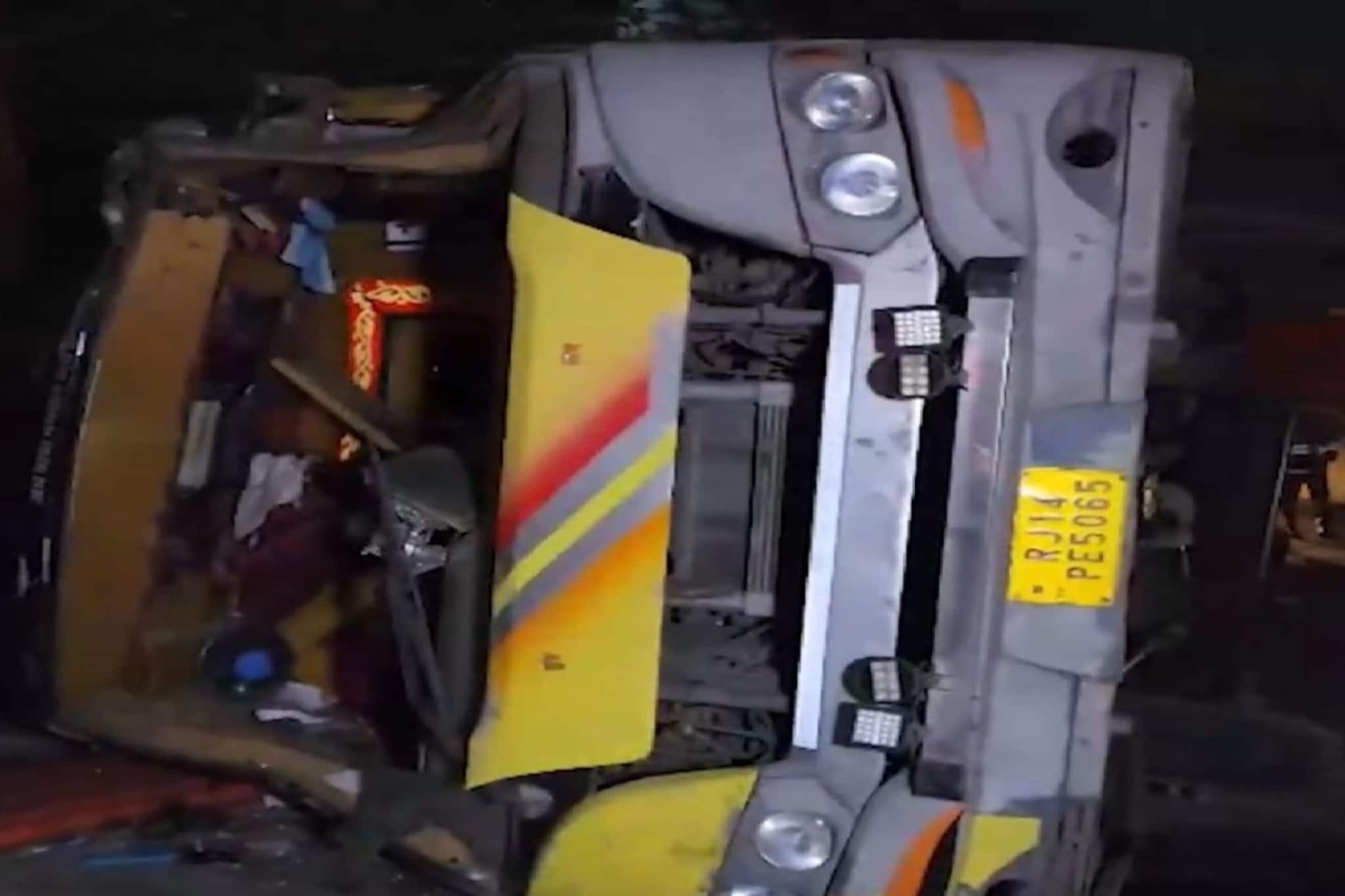  দিল্লির করোল বাগে ভয়ঙ্কর দুর্ঘটনা, উল্টে গেল যাত্রীবোঝাই ডবল ডেকার বাস! মৃত ২, আহত বহু যাত্রী