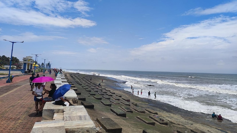বাংলাদেশ ও মেঘালয় সংলগ্ন এলাকায় রয়েছে ঘূর্ণাবর্ত, এছাড়া সাইক্লোনিক সার্কুলেশন রয়েছে গাঙ্গেয় পশ্চিমবঙ্গের ওপর দিয়েও, একইসঙ্গে রয়েছে সক্রিয় অক্ষরেখা৷ এই জোড়াফলায় বাংলার আকাশে ফের মেঘের আনাগোনা৷ এর ফলে দোলের দিন ঝকঝকে আকাশের সম্ভাবনা কম৷ এদিকে আকাশ মেঘলা থাকলেও কলকাতা সহ দক্ষিণবঙ্গের জেলাগুলিতে বৃষ্টির সম্ভাবনা কম৷ বাংলাদেশ ও মেঘালয় সংলগ্ন এলাকায় রয়েছে ঘূর্ণাবর্ত, এছাড়া সাইক্লোনিক সার্কুলেশন রয়েছে গাঙ্গেয় পশ্চিমবঙ্গের ওপর দিয়েও, একইসঙ্গে রয়েছে সক্রিয় অক্ষরেখা৷ এই জোড়াফলায় বাংলার আকাশে ফের মেঘের আনাগোনা৷ এর ফলে দোলের দিন ঝকঝকে আকাশের সম্ভাবনা কম৷ এদিকে আকাশ মেঘলা থাকলেও কলকাতা সহ দক্ষিণবঙ্গের জেলাগুলিতে বৃষ্টির সম্ভাবনা কম৷
