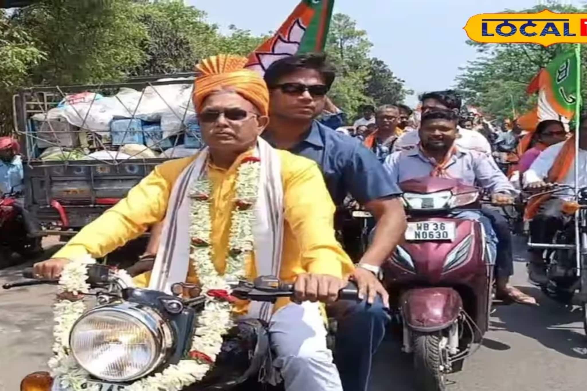 গলায় মালা, মাথায় পাগড়ি! বুলেট নিয়ে খড়গপুরের রাস্তায় দিলীপ, প্রত্যাবর্তনে বাড়ল শক্তি? যা বলছেন বিজেপি নেতা...