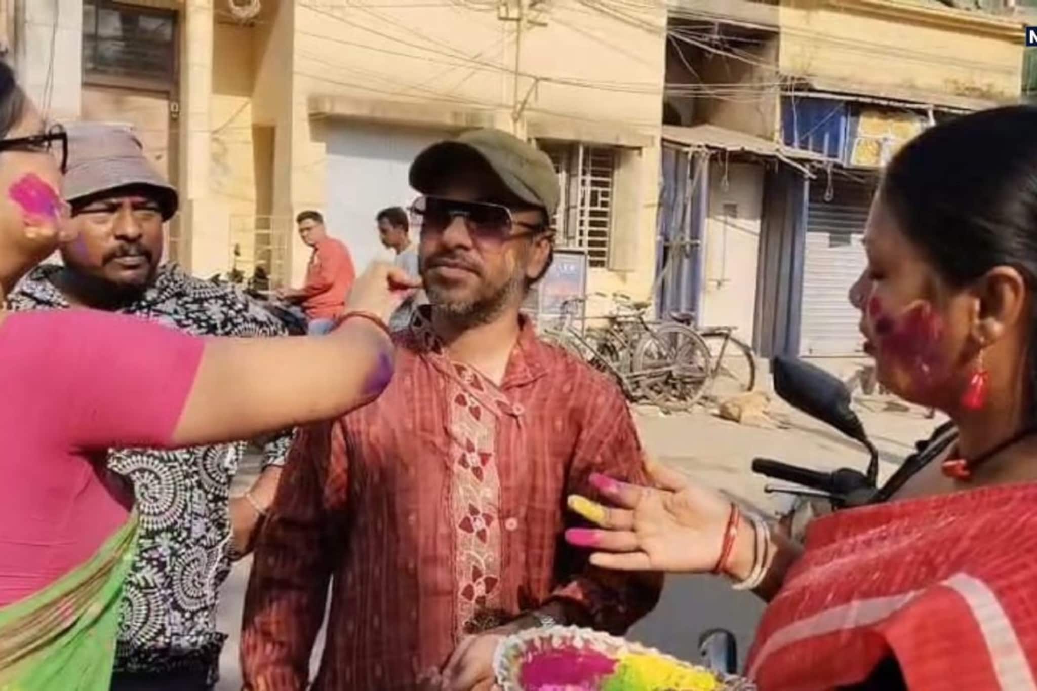 রোজা রেখেই দোলে আবির! চুঁচুড়ায় সম্প্রীতির নজির গড়লেন শেখ রাজেশ রোজা রেখেই দোলে আবির! চুঁচুড়ায় সম্প্রীতির নজির গড়লেন শেখ রাজেশ