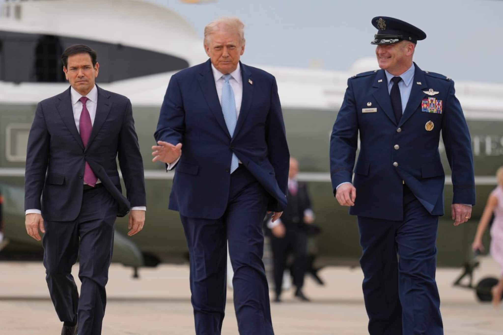 ইরানের বিরুদ্ধে যুদ্ধ তাড়াতাড়ি থামানোর কোনও সম্ভাবনাই নেই ! ‘যথেষ্ট ফান্ড রয়েছে...’ স্পষ্ট করল আমেরিকা ইরানের বিরুদ্ধে যুদ্ধ তাড়াতাড়ি থামানোর কোনও সম্ভাবনাই নেই ! ‘যথেষ্ট ফান্ড রয়েছে...’ স্পষ্ট করল আমেরিকা