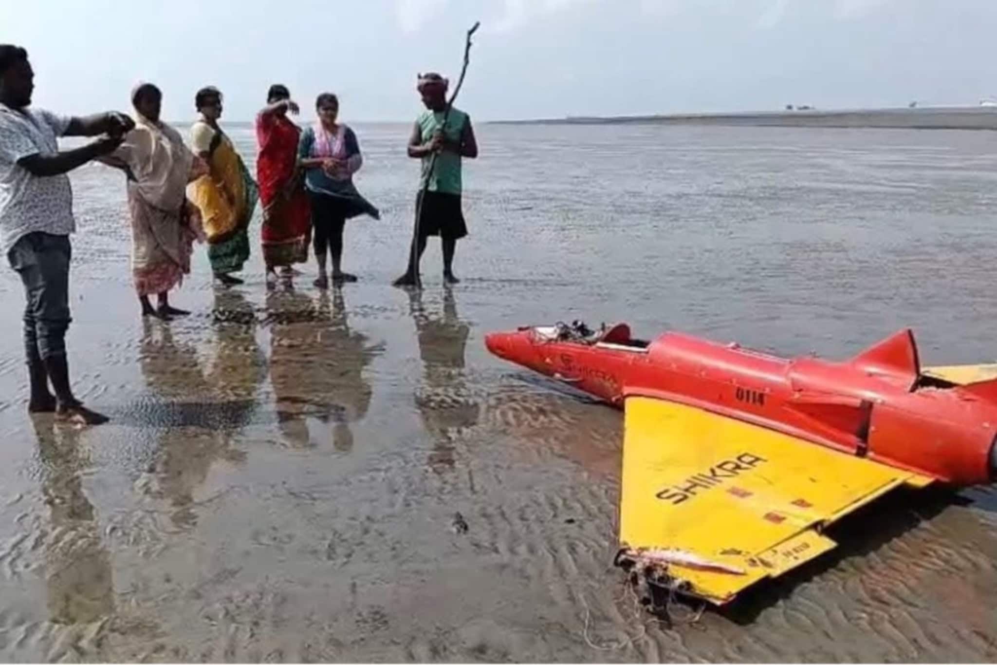 বকখালির সৈকতে ড্রোন উদ্ধার ! চাঞ্চল্য অমরাবতী গ্রামে, মাছ ধরতে যাওয়ার পথে নজরে আসে ড্রোন