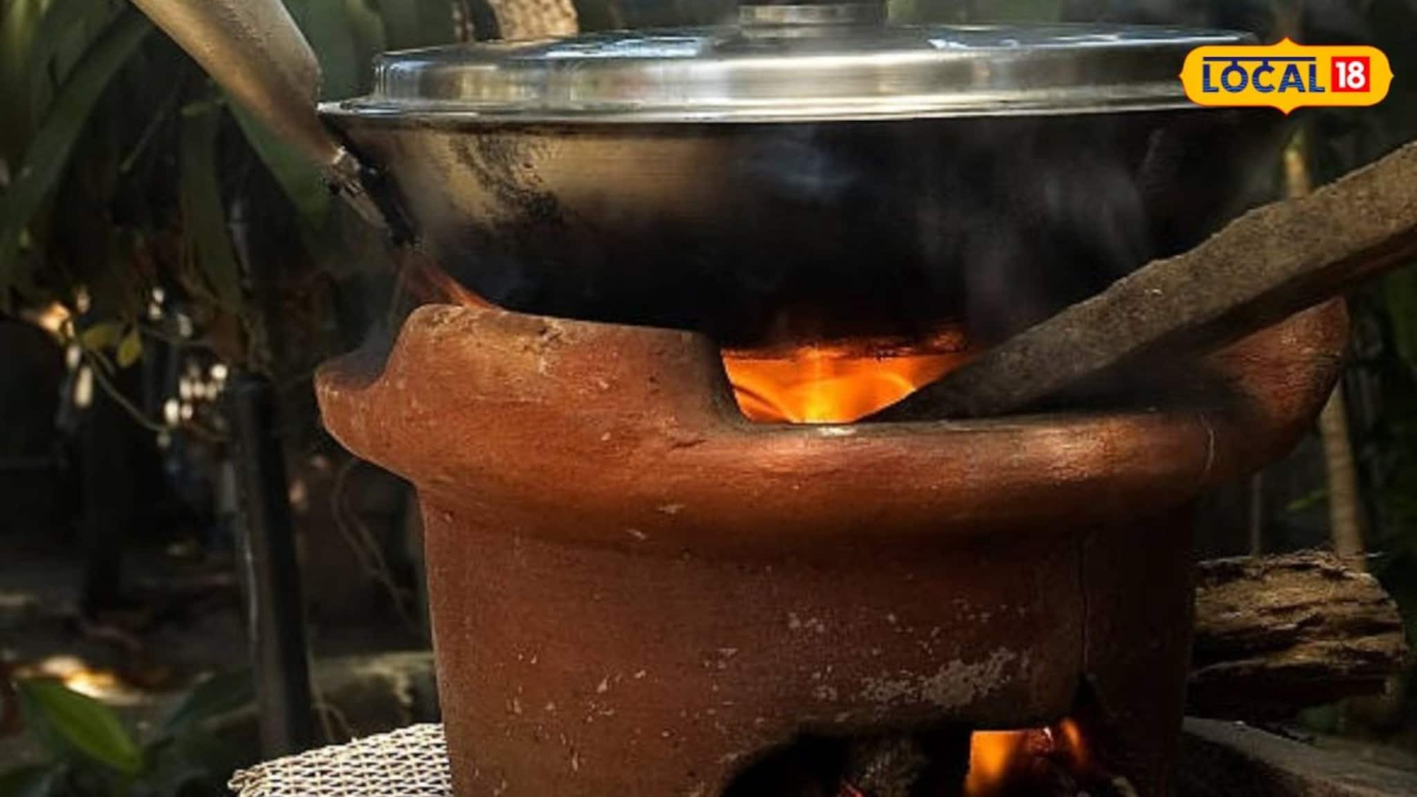 গ্যাস বাঁচাতে এবার ভরসা মাটির উনুন! শুকনো পাতা আর ডালপালাতে রান্না গ্রামে