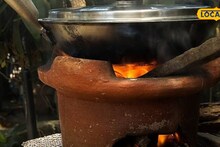 Howrah News: গ্যাস বাঁচাতে এবার ভরসা মাটির উনুন! শুকনো পাতা আর ডালপালাতে রান্না গ্রামে