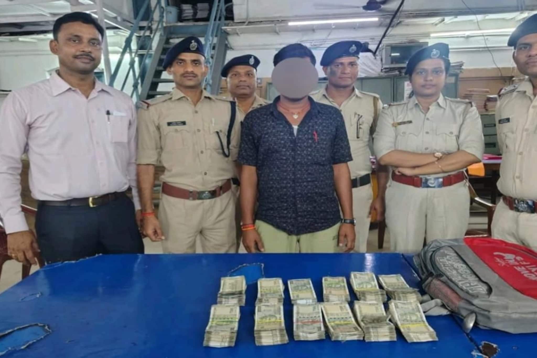 পূর্ব রেলের RPF-এর নিরাপত্তা অভিযান জোরদার! বিপুল পরিমাণ নগদ অর্থ ও নিষিদ্ধ সামগ্রী বাজেয়াপ্ত পূর্ব রেলের RPF-এর নিরাপত্তা অভিযান জোরদার! বিপুল পরিমাণ নগদ অর্থ ও নিষিদ্ধ সামগ্রী বাজেয়াপ্ত