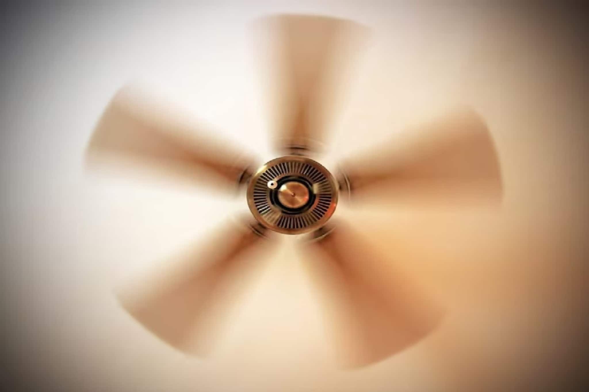 দুয়ারে গ্রীষ্ম, বিরক্তিকর গরমে যদি ফ্যানের হাওয়া গায়েই না লাগে? এই এক টিপসে আবার ফুল স্পিড