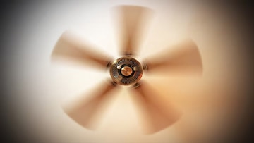 দুয়ারে গ্রীষ্ম, বিরক্তিকর গরমে যদি ফ্যানের হাওয়া গায়েই না লাগে? এই এক টিপসে আবার ফুল স্পিড