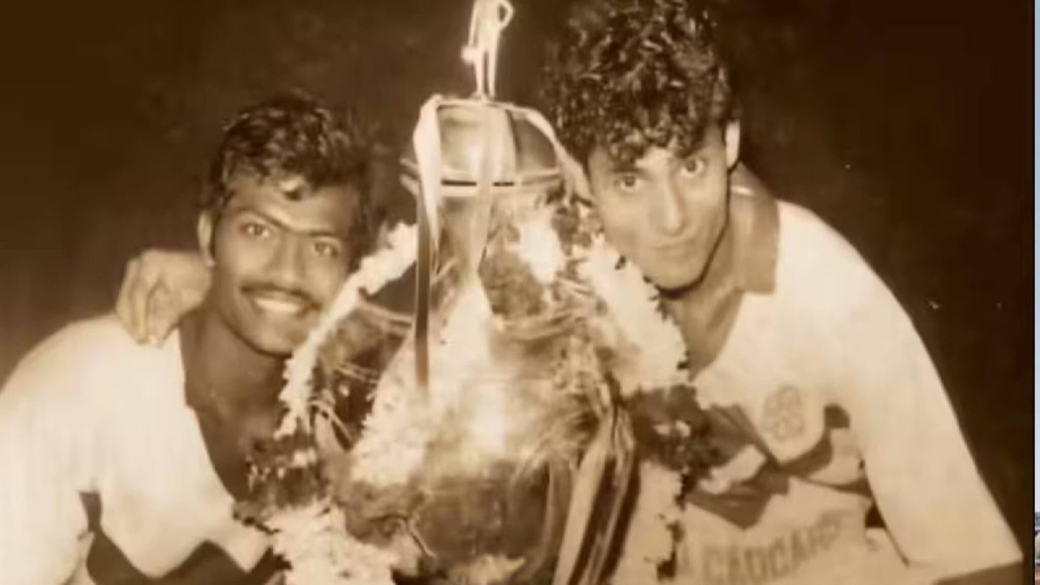 Uday Konar : তারকা ফুটবলার এখন হকার! মোহনবাগানের প্রাক্তন তারকা এখন ফুটপাতে কাপড় বেচছেন! চোখে জল আসবে দেখলে