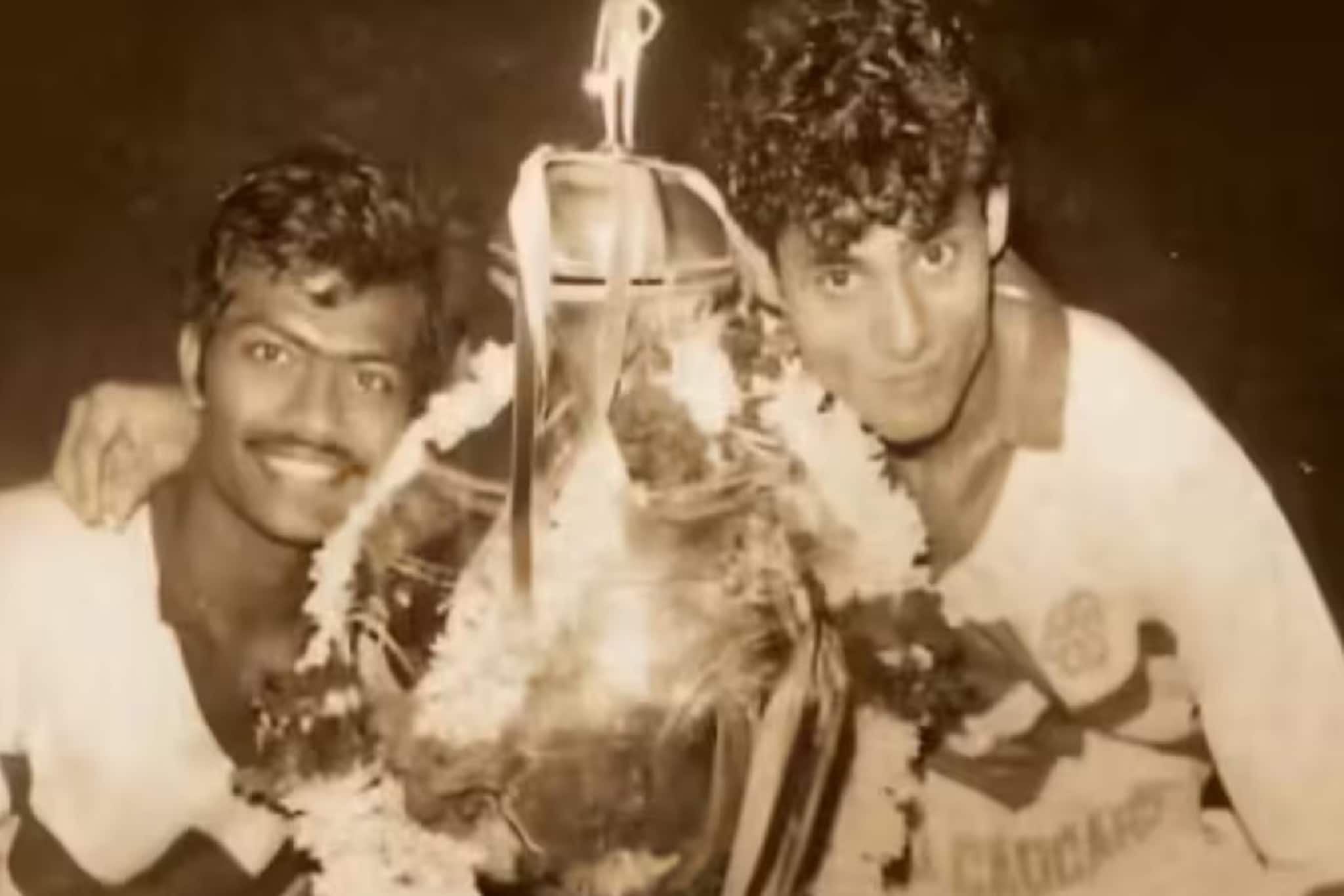  তারকা ফুটবলার এখন হকার! মোহনবাগানের প্রাক্তন তারকা এখন ফুটপাতে কাপড় বেচছেন!