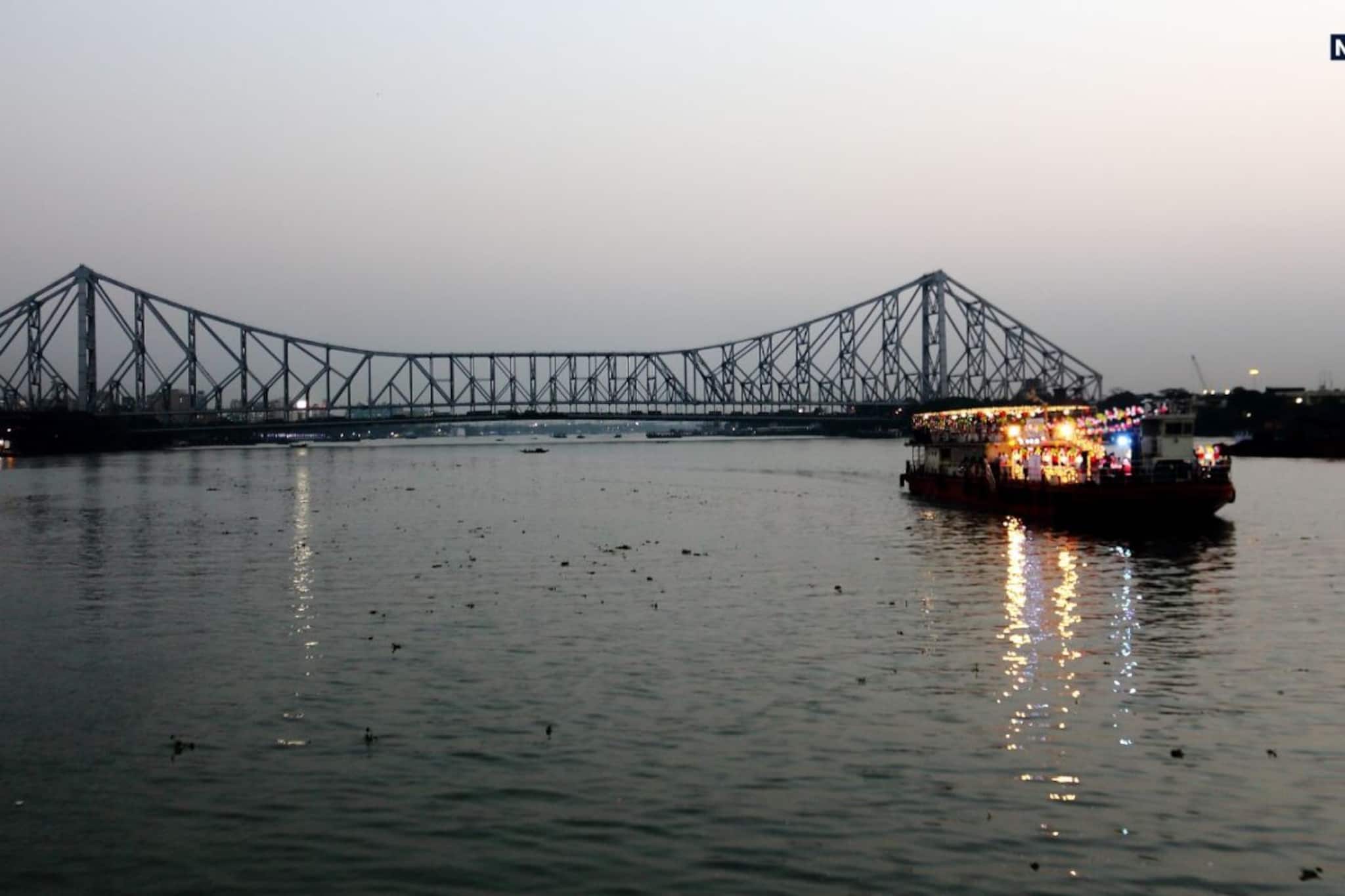 গঙ্গায় ডিঙি নৌকা উল্টে নিখোঁজ ২ যুবক, তল্লাশিতে বিপর্যয় মোকাবিলা দল