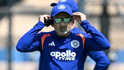 কলকাতা: ভারতের সম্ভাব্য প্লেয়িং ইলেভেন কেমন হতে পারে দিন কয়েক ধরেই তা নিয়ে নানা অঙ্ক ও পরিকল্পনা চলছে৷ বিশেষজ্ঞরা নিজেদের মতো মত দিচ্ছেন৷  টি-টোয়েন্টি বিশ্বকাপ সেমিফাইনাল বৃহস্পতিবার মুম্বইয়ের ওয়াংখেড়ে স্টেডিয়ামে টি-টোয়েন্টি বিশ্বকাপ সেমিফাইনাল ম্যাচে ভারত ইংল্যান্ড খেলছে। দক্ষিণ আফ্রিকার কাছে হারের পর সূর্যকুমার যাদবের নেতৃত্বাধীন দল জিম্বাবোয়ে এবং ওয়েস্ট ইন্ডিজের বিরুদ্ধে দুর্দান্ত জয়ের হাত ধরে সেমিফাইনালে পৌঁছেছে।