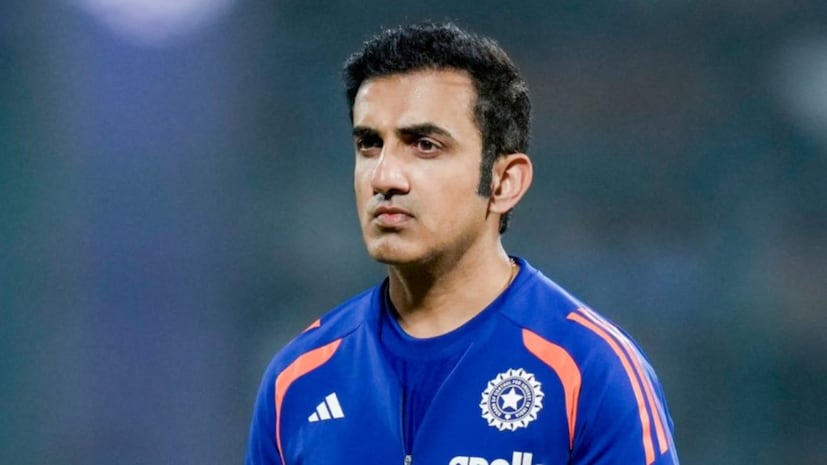 ২০২৬ সালের টি–টোয়েন্টি বিশ্বকাপ জয়ের পরও থামতে চাইছে না ভারতীয় দল। প্রধান কোচ গৌতম গম্ভীর স্পষ্ট জানিয়ে দিয়েছেন, এই সাফল্যই শেষ নয়, বরং নতুন যাত্রার শুরু। আহমেদাবাদের নরেন্দ্র মোদি স্টেডিয়ামে ফাইনালে নিউজিল্যান্ডকে হারিয়ে শিরোপা জয়ের একদিন পর তিনি বলেন, দলের সামনে এখন আরও বড় লক্ষ্য রয়েছে। তার মতে, ভবিষ্যতে ভারতকে আরও শক্তিশালী ও আক্রমণাত্মক হয়ে খেলতে হবে। ২০২৬ সালের টি–টোয়েন্টি বিশ্বকাপ জয়ের পরও থামতে চাইছে না ভারতীয় দল। প্রধান কোচ গৌতম গম্ভীর স্পষ্ট জানিয়ে দিয়েছেন, এই সাফল্যই শেষ নয়, বরং নতুন যাত্রার শুরু। আহমেদাবাদের নরেন্দ্র মোদি স্টেডিয়ামে ফাইনালে নিউজিল্যান্ডকে হারিয়ে শিরোপা জয়ের একদিন পর তিনি বলেন, দলের সামনে এখন আরও বড় লক্ষ্য রয়েছে। তার মতে, ভবিষ্যতে ভারতকে আরও শক্তিশালী ও আক্রমণাত্মক হয়ে খেলতে হবে।