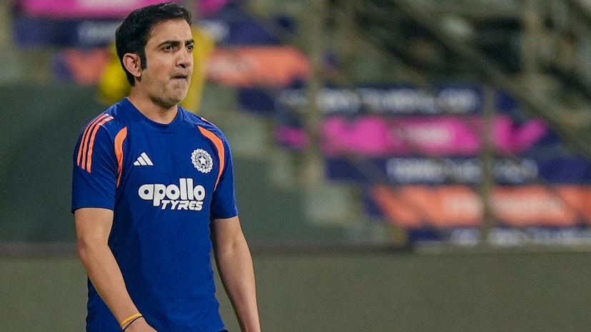 সম্প্রতি কোচ গৌতম গম্ভীরের প্রশিক্ষণে ভারত দ্বিতীয় বারের মতো আইসিসি ট্রফি জিতেছে। ২০২৫ সালে চ্যাম্পিয়ন্স ট্রফির পর গত ৮ মার্চ ভারত টি-টোয়েন্টি ওয়ার্ল্ড কাপ জয় করেছে। ক্রিকেটার হিসেবেও ভারতের দুটি আইসিসি ট্রফিতে গুরুত্বপূর্ণ ভূমিকা পালন করেছিলেন গম্ভীর। প্রসঙ্গত, ২০০৭ এবং ২০১১ সালের ফাইনালে ম্যাচ জয়ের ইনিংস খেলেছিলেন এই প্রাক্তন ওপেনার। তবে ২০১১ বিশ্বকাপ হওয়ার মাত্র দুই বছর পরেই তাঁকে দল থেকে বাদ দেওয়া হয়েছিল। সেই সময় নির্বাচকদের সিদ্ধান্তে গম্ভীর যারপরনাই অসন্তুষ্টই হয়েছিলেন। (Photo: PTI) সম্প্রতি কোচ গৌতম গম্ভীরের প্রশিক্ষণে ভারত দ্বিতীয় বারের মতো আইসিসি ট্রফি জিতেছে। ২০২৫ সালে চ্যাম্পিয়ন্স ট্রফির পর গত ৮ মার্চ ভারত টি-টোয়েন্টি ওয়ার্ল্ড কাপ জয় করেছে। ক্রিকেটার হিসেবেও ভারতের দুটি আইসিসি ট্রফিতে গুরুত্বপূর্ণ ভূমিকা পালন করেছিলেন গম্ভীর। প্রসঙ্গত, ২০০৭ এবং ২০১১ সালের ফাইনালে ম্যাচ জয়ের ইনিংস খেলেছিলেন এই প্রাক্তন ওপেনার। তবে ২০১১ বিশ্বকাপ হওয়ার মাত্র দুই বছর পরেই তাঁকে দল থেকে বাদ দেওয়া হয়েছিল। সেই সময় নির্বাচকদের সিদ্ধান্তে গম্ভীর যারপরনাই অসন্তুষ্টই হয়েছিলেন। (Photo: PTI)