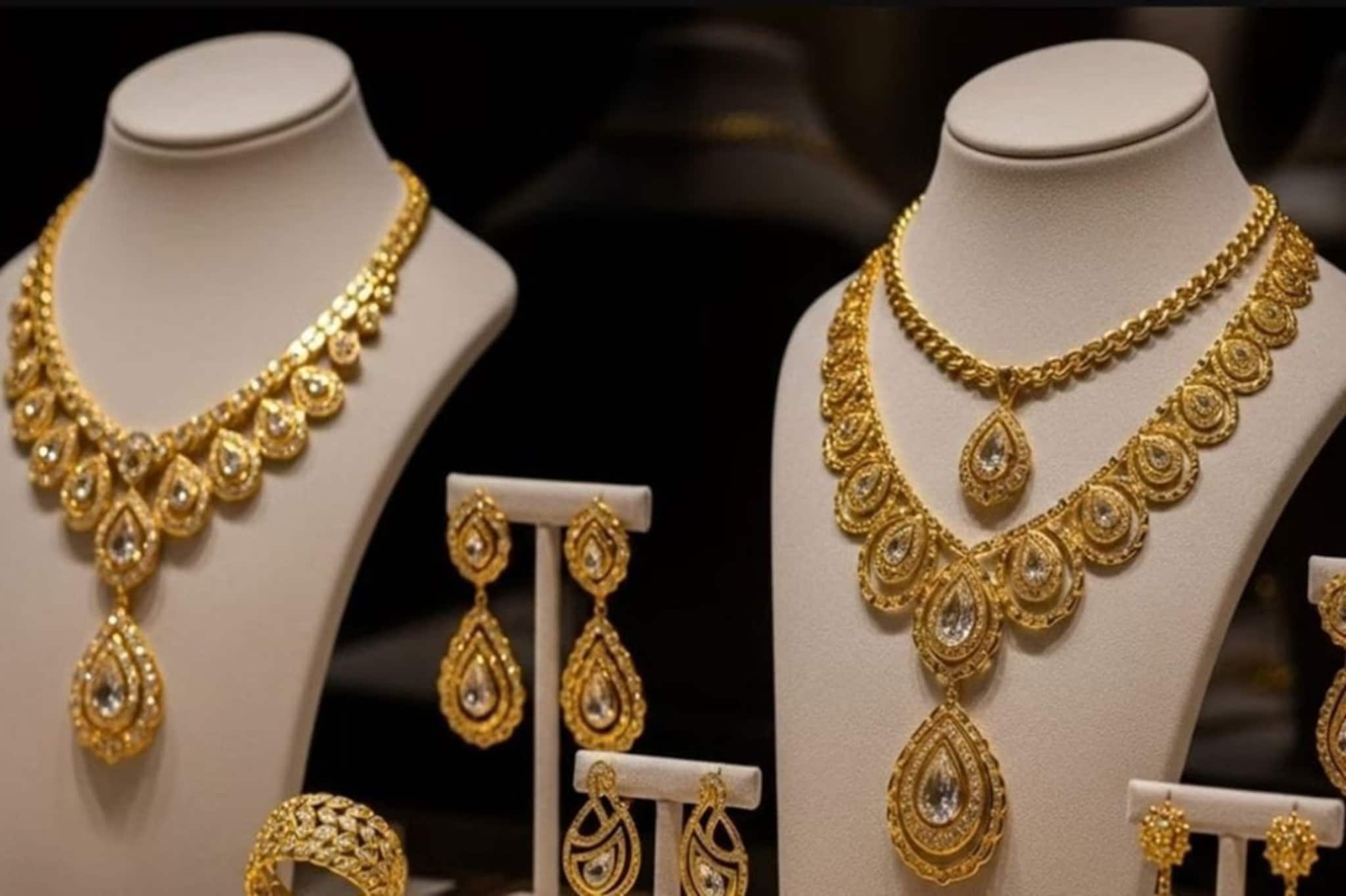 রেকর্ড হাই থেকে ২.১১ লাখ টাকা সস্তা রুপো, জেনে নিন ২০,২২,ও ২৪ ক্যারেট সোনার দাম কত হল ? রেকর্ড হাই থেকে ২.১১ লাখ টাকা সস্তা রুপো, জেনে নিন ২০,২২,ও ২৪ ক্যারেট সোনার দাম কত হল ?