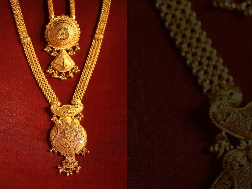 সোনার বাজারে ওঠানামা ক্রেতাদের জন্য সবসময়ই চমক নিয়ে আসে। বিশেষ করে বিয়ে, উৎসব বা বিনিয়োগের জন্য যদি ১০ গ্রামের সোনার দাম জানতে চান, তবে বুঝে নেওয়া জরুরি ২২ ক্যারেট এবং ১৮ ক্যারেটের বর্তমান দাম। সোনার বাজারে ওঠানামা ক্রেতাদের জন্য সবসময়ই চমক নিয়ে আসে। বিশেষ করে বিয়ে, উৎসব বা বিনিয়োগের জন্য যদি ১০ গ্রামের সোনার দাম জানতে চান, তবে বুঝে নেওয়া জরুরি ২২ ক্যারেট এবং ১৮ ক্যারেটের বর্তমান দাম।