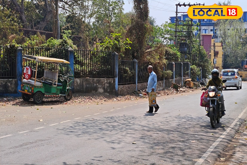 *সোমবার বাঁকুড়া জেলায় আবহাওয়া মূলত শুষ্ক ছিল। আকাশ আংশিক মেঘলা ছিল, তবে বৃষ্টি হয়নি। দিনের সর্বোচ্চ তাপমাত্রা প্রায় ৩২ ডিগ্রি সেলসিয়াস এবং সর্বনিম্ন তাপমাত্রা ১৮ ডিগ্রি সেলসিয়াসের কাছাকাছি ছিল। সকালে হালকা কুয়াশা বা শিশির পড়ার সম্ভাবনা থাকলেও বেলা বাড়ার সঙ্গে সঙ্গে আকাশ পরিষ্কার হয়ে যায়। হালকা উত্তর-পশ্চিমা হাওয়া বয়েছে দিন-রাত। *সোমবার বাঁকুড়া জেলায় আবহাওয়া মূলত শুষ্ক ছিল। আকাশ আংশিক মেঘলা ছিল, তবে বৃষ্টি হয়নি। দিনের সর্বোচ্চ তাপমাত্রা প্রায় ৩২ ডিগ্রি সেলসিয়াস এবং সর্বনিম্ন তাপমাত্রা ১৮ ডিগ্রি সেলসিয়াসের কাছাকাছি ছিল। সকালে হালকা কুয়াশা বা শিশির পড়ার সম্ভাবনা থাকলেও বেলা বাড়ার সঙ্গে সঙ্গে আকাশ পরিষ্কার হয়ে যায়। হালকা উত্তর-পশ্চিমা হাওয়া বয়েছে দিন-রাত।