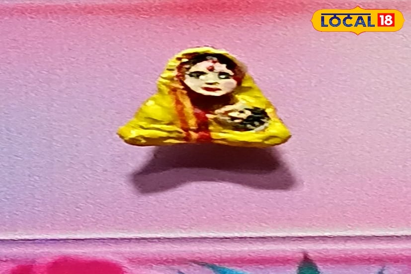 চৈতন্যদেবের ৫৪০ তম আবির্ভাব তিথি ও দোল পূর্ণিমা উপলক্ষে একটি গোবিন্দ ভোগ চালের উপর মাত্র সাড়ে ৬ মিলিমিটার দৈর্ঘ্যের শচীমাতার কোলে নিমাইয়ের মূর্তি তৈরি করে নজির সৃষ্টি করলেন নবদ্বীপের অঙ্কন শিল্পী গৌতম সাহা। চৈতন্যদেবের ৫৪০ তম আবির্ভাব তিথি ও দোল পূর্ণিমা উপলক্ষে একটি গোবিন্দ ভোগ চালের উপর মাত্র সাড়ে ৬ মিলিমিটার দৈর্ঘ্যের শচীমাতার কোলে নিমাইয়ের মূর্তি তৈরি করে নজির সৃষ্টি করলেন নবদ্বীপের অঙ্কন শিল্পী গৌতম সাহা।